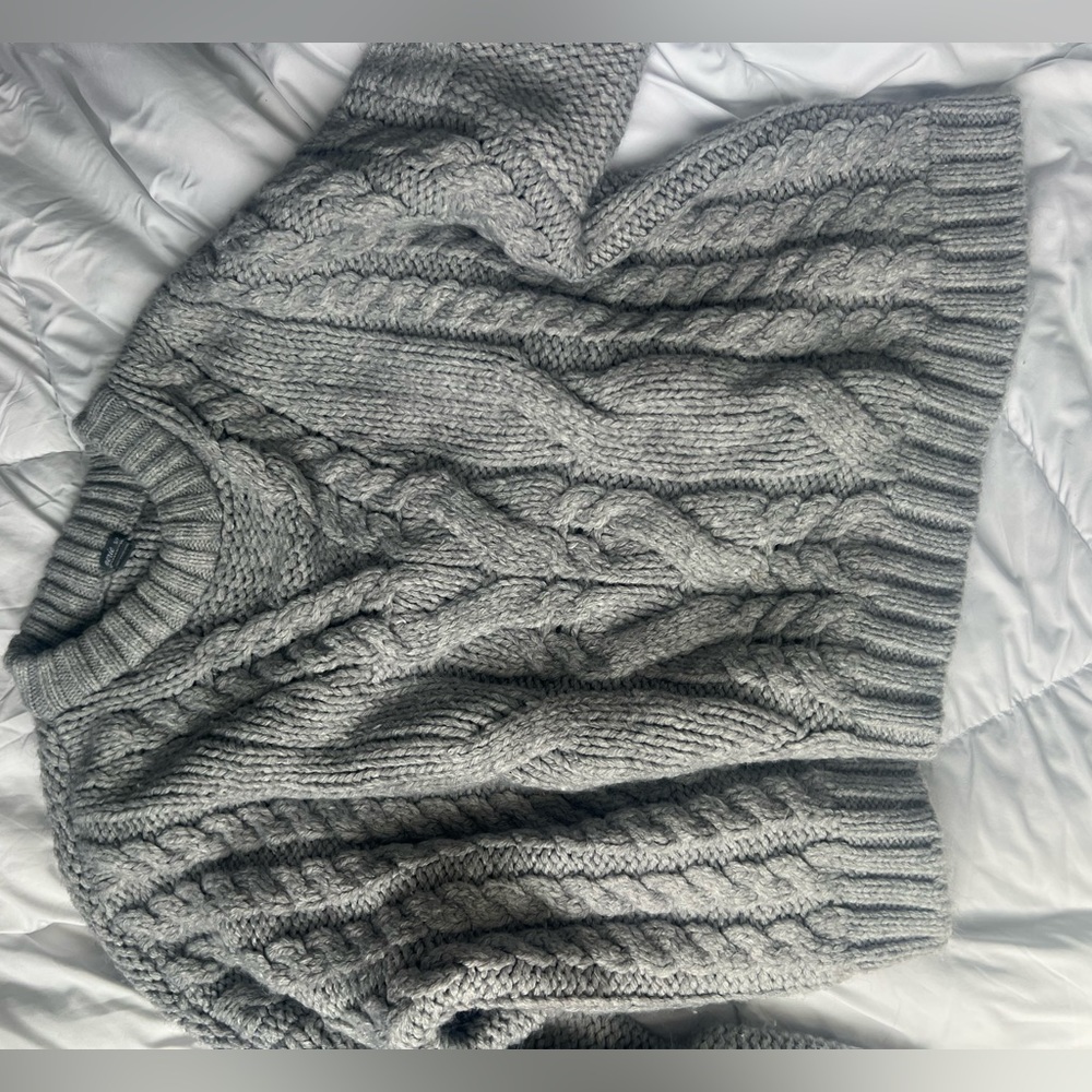 Aerie size small gray cable sweater
